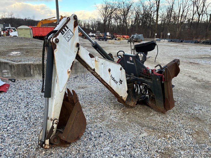 bobcat-811-skid-steer-backhoe-attachment-image-1