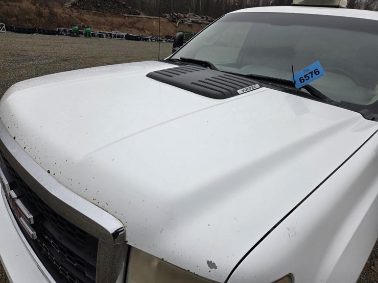 2011-gmc-2500-image-13