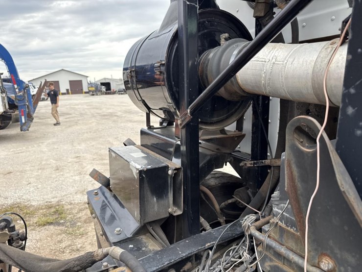 2005-peterbilt-320-image-29