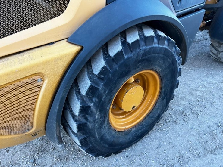 2011-deere-204k-image-18