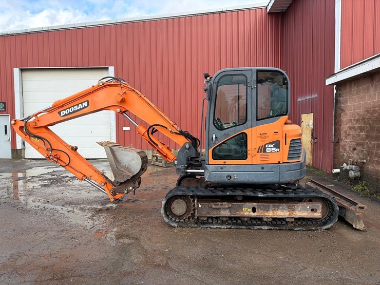 2015-doosan-dx85r-hydraulic-excavator-sn:dhkceaavhe6001366-image-1