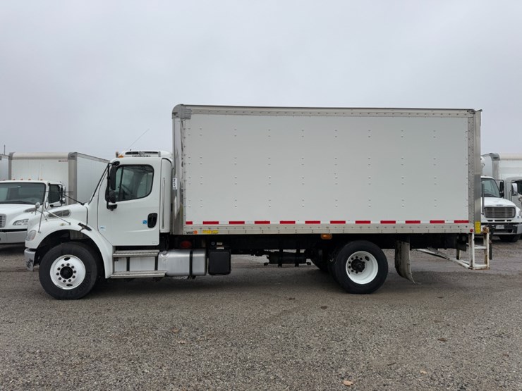 2018-freightliner-m2-106-image-3