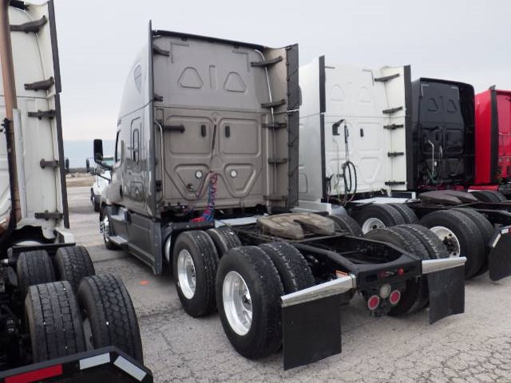 2020-freightliner-cascadia-126-image-13