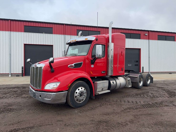 2019-peterbilt-579-image-1