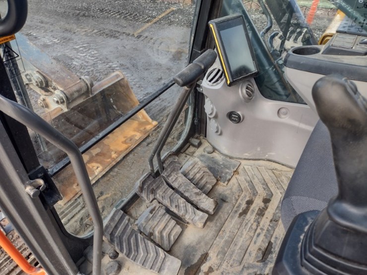 volvo-ec220e-lr-image-11