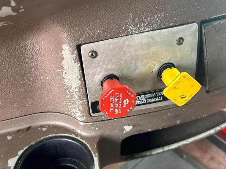 peterbilt-384-image-41