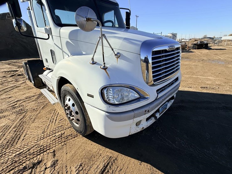 2007-freightliner-columbia-120-image-8