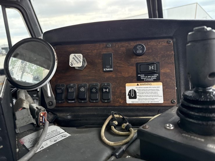 2005-peterbilt-320-image-19