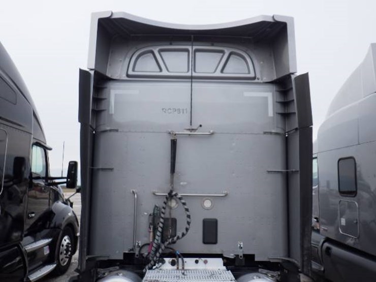 peterbilt-579-image-15