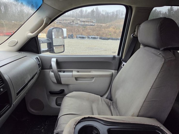 2011-gmc-2500-image-50