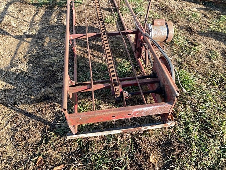 ih-15-bale-elevator-with-motor---16’-image-9