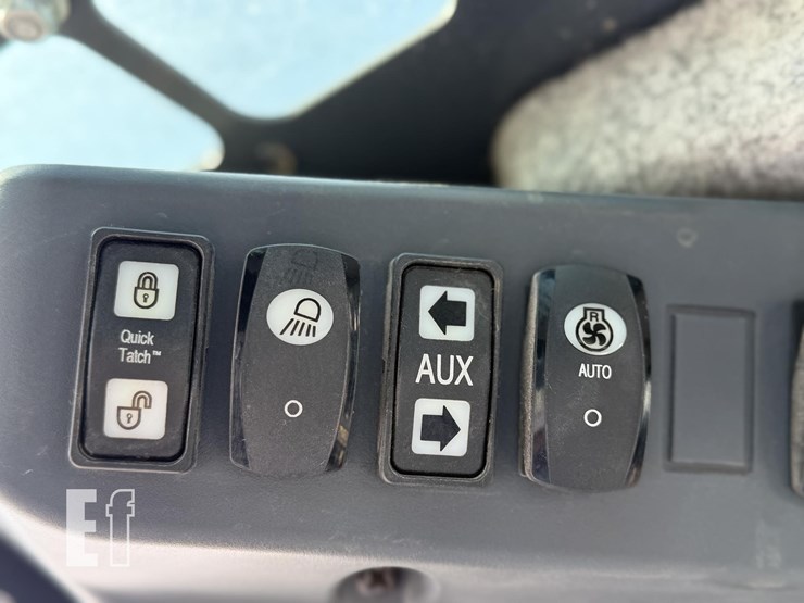 2017-deere-331g-image-36