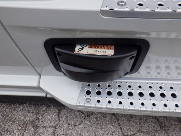 freightliner-cascadia-126-image-5