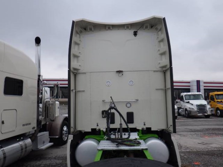 peterbilt-579-image-13