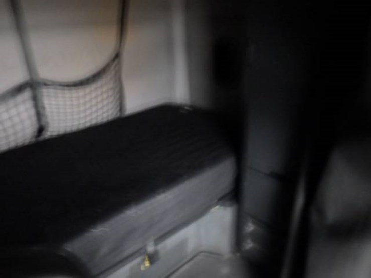 2019-freightliner-cascadia-126-image-7