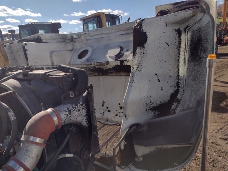 peterbilt-335-image-23