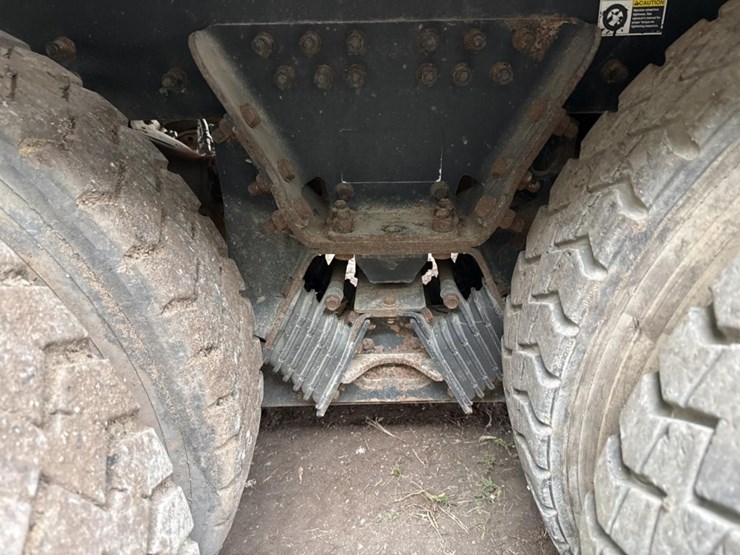 2005-peterbilt-320-image-51