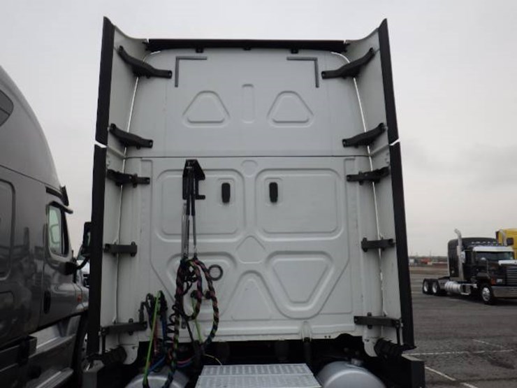 2019-freightliner-cascadia-126-image-13