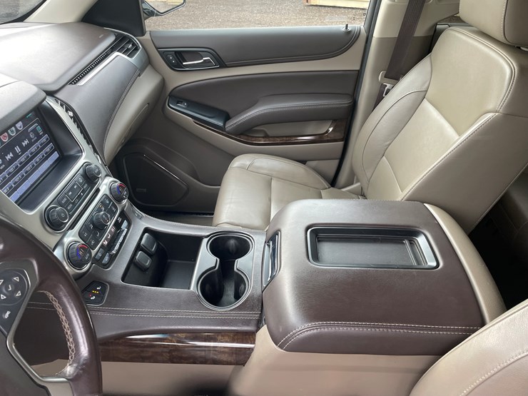 2019-chevrolet-suburban-image-32