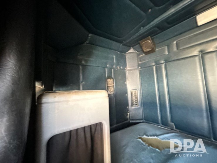 1996-freightliner-fld120-image-57