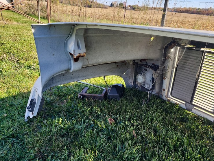 gmc-c8500-truck-hood-image-13