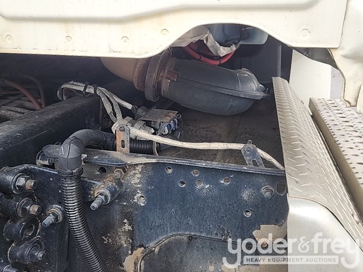 2019-freightliner-cascadia-126-image-36