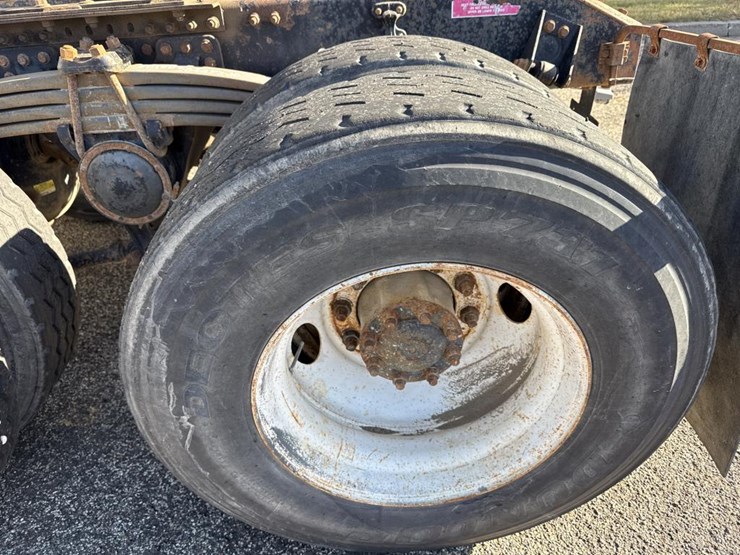 #1994-•-1999-volvo-day-cab-truck-tractor-image-66