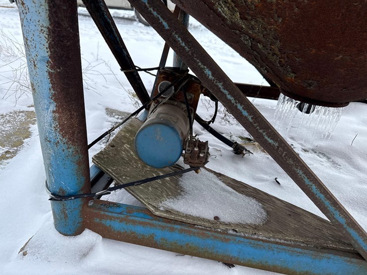 white-cone-bottom-tank-image-4