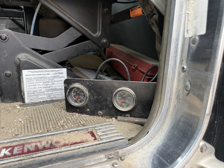 2014-kenworth-t800-image-38