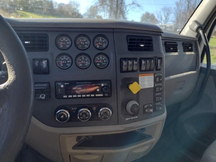 peterbilt-567-image-10