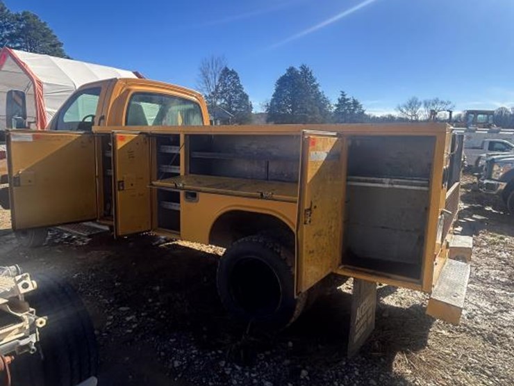 #1017-•-2005-chevrolet-c4500-service-truck-image-15