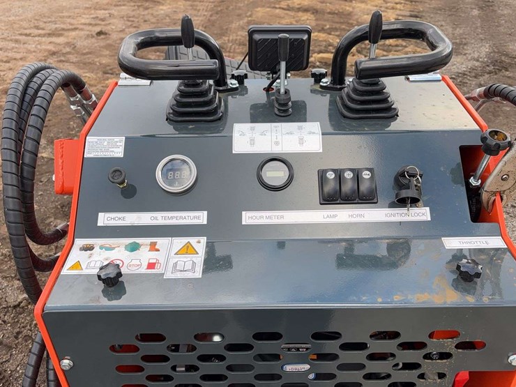 landhero-mini-stand-on-skid-loader-image-11