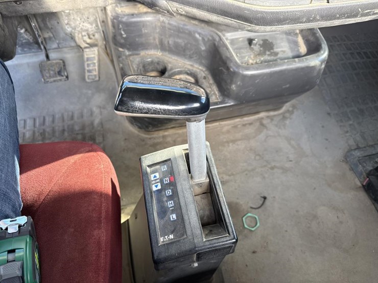 #1994-•-1999-volvo-day-cab-truck-tractor-image-46