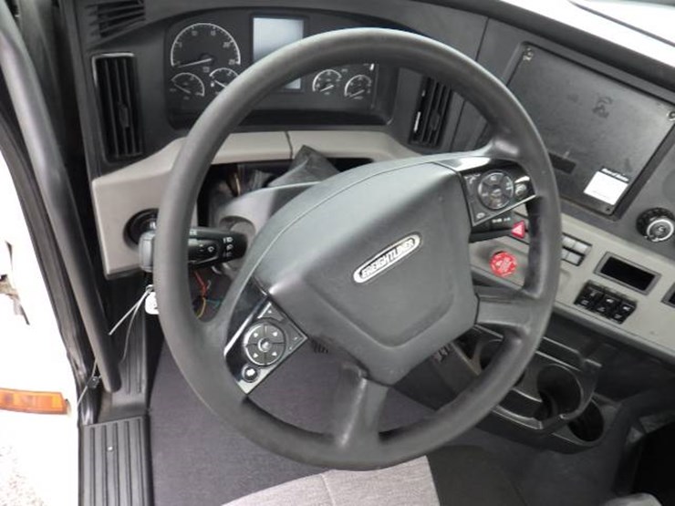 2018-freightliner-cascadia-126-image-16