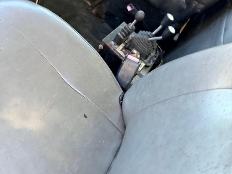 2000-volvo-wg-roll-off-truck-image-6