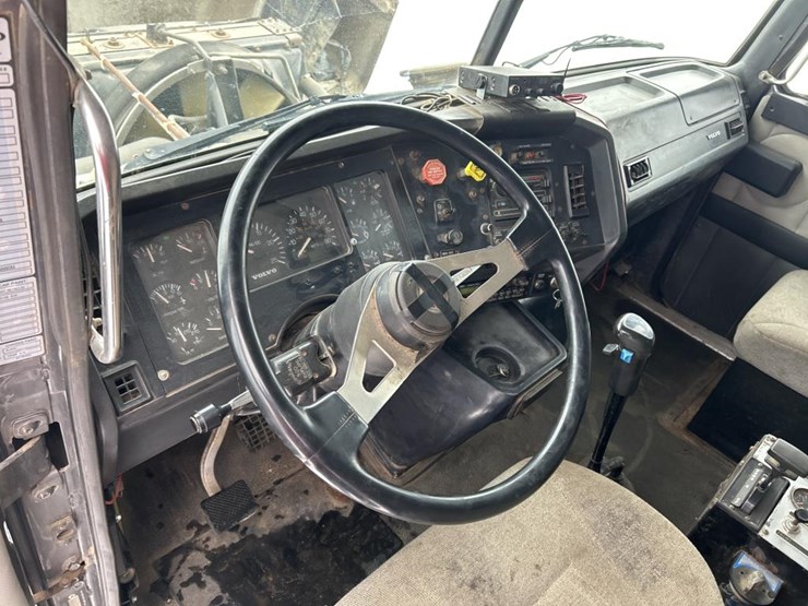 #1042-•-2000-volvo-quad-axle-dump-truck-image-48