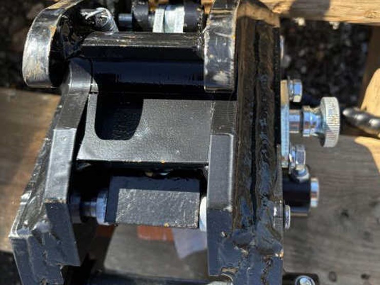 #120-•-ireas-semi-automatic-quick-change-coupler-image-1