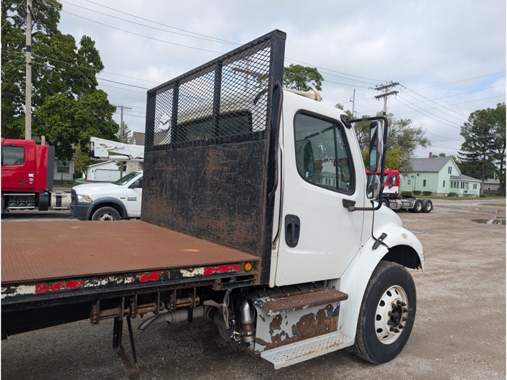 2014-freightliner-m2-106-image-6