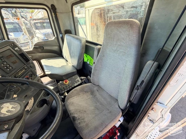 2011-mack-gu812-garbage-truck-image-14