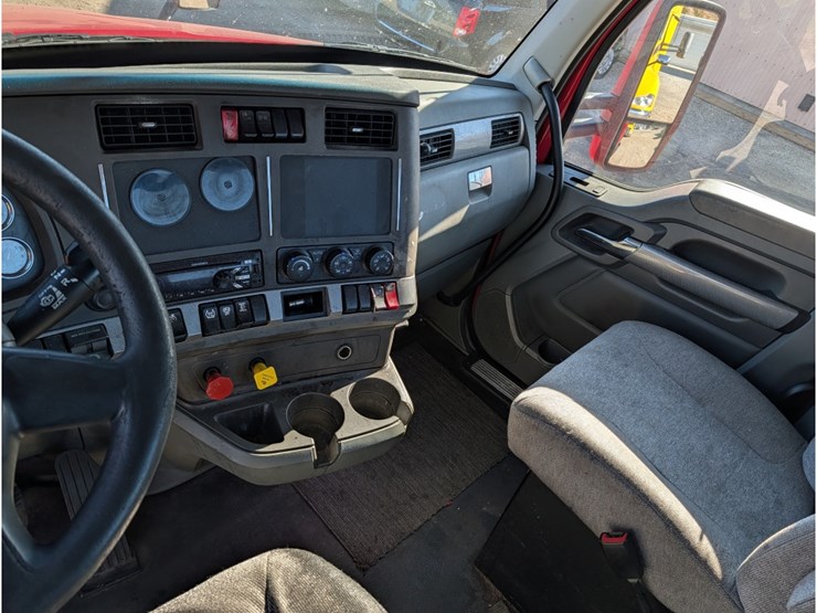 2019-kenworth-t680-image-21