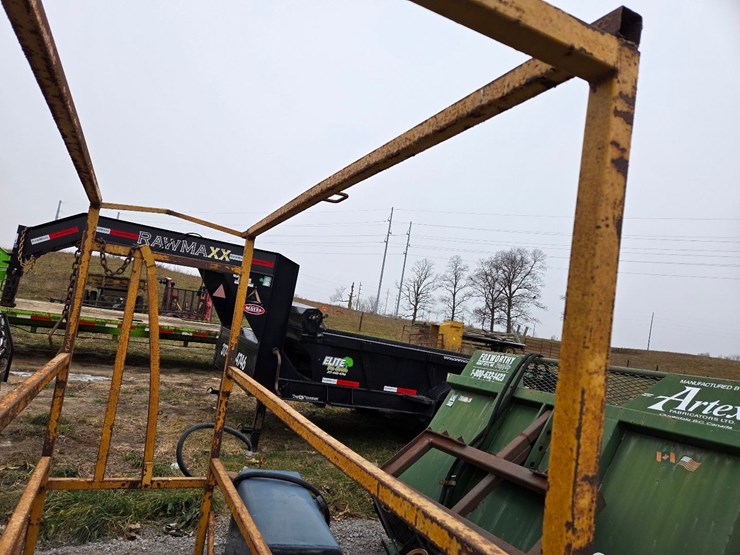 gold-bar-cattle-grooming-chute-image-10