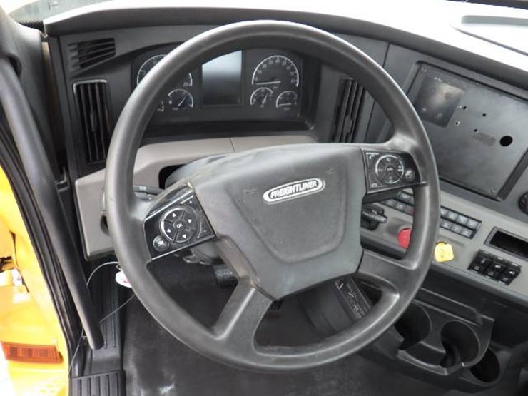 2020-freightliner-cascadia-126-image-16