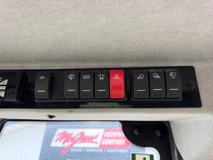 2020-deere-344l-image-24