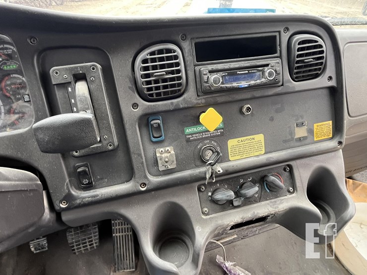 2015-thomas-saf-t-liner-c2-image-23