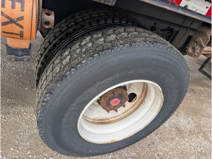 2014-freightliner-m2-106-image-7