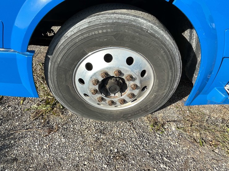 #202-•-2015-volvo-semi-tractor-(has-wi-title)-(denmark,-wi)-image-17