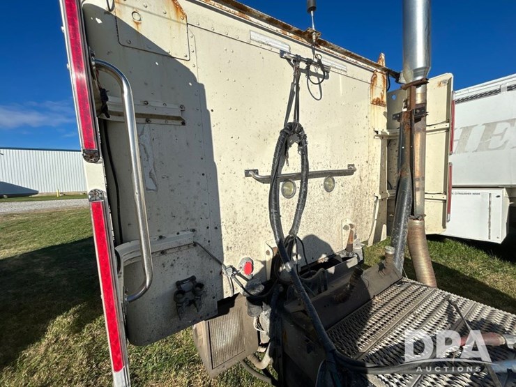 2010-peterbilt-386-image-13