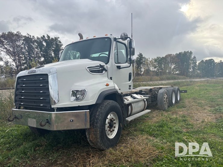 freightliner-114sd-image-1