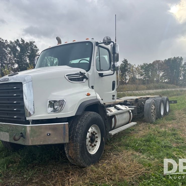 FREIGHTLINER 114SD