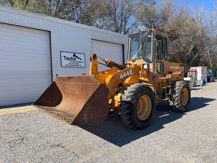 john-deere-444-image-1